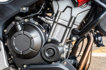 关闭现代摩托车发动机和结构的紧贴型轮机细节和结构框架金属铬合图片