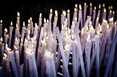 燃烧火焰佛教徒在堂或寺庙内佛祭坛上烧灯笼蜡烛架宗教高清图片下载-正版图片307991545-摄图网