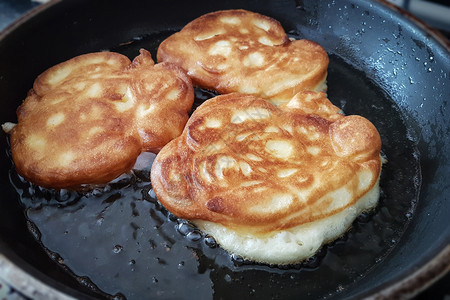 厨房早餐或午在家做饭的构想以热油煎苹果饼锅里加热油的盘子图片