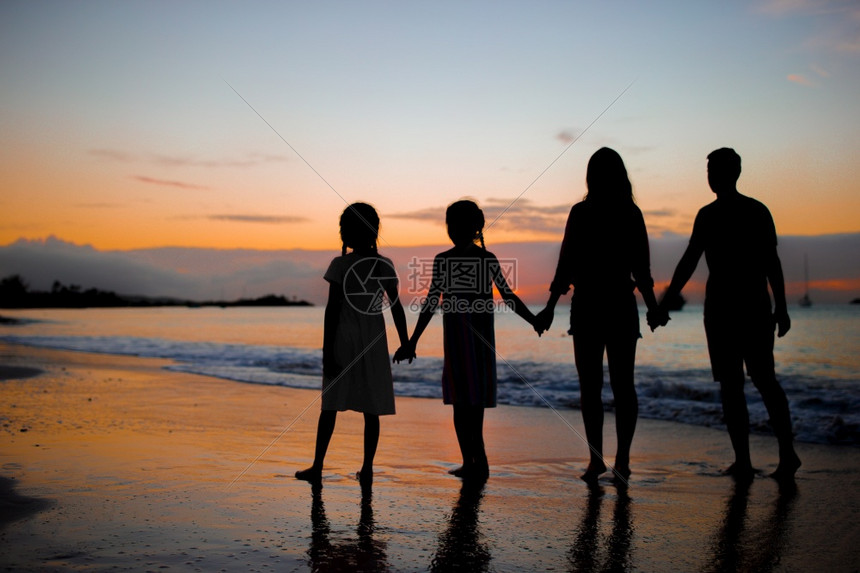 海洋婴儿滩度假日落时的家庭剪影海滩日落时的家庭剪影夏天图片