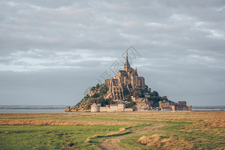 旅游堡垒北法国诺曼底岛上的圣米歇尔修道院岩石图片