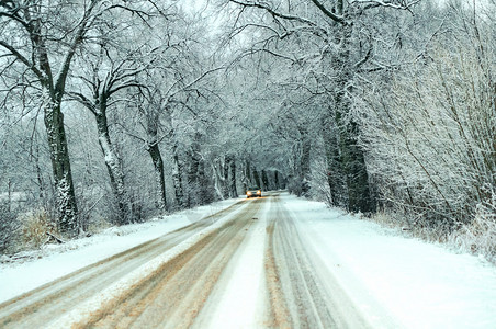 积雪覆盖的汽车轨道高速公路上的积雪高速公路上的积雪覆盖的汽车轨道下雪加里宁格勒十二月图片