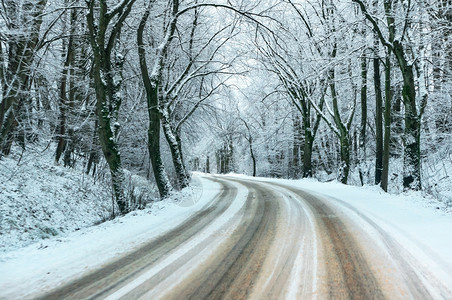 积雪覆盖的汽车轨道高速公路上的积雪高速公路上的积雪覆盖的汽车轨道危险降雪胎图片