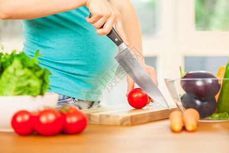 女怀孕妇在家中做饭的相片健康图片