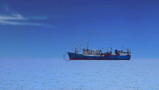 地平线海上捕鱼渔船的选取重点在海上捕鱼宁静汽艇背景图片