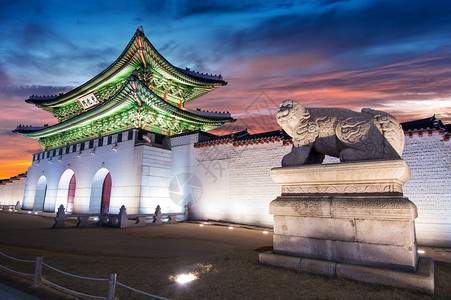 光化门夜晚南韩首尔黄昏的庆博中京宫皇家图片