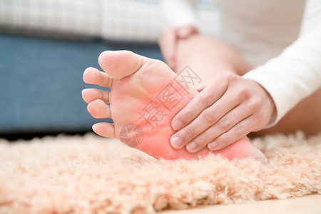 联合的卫生保健运动妇女触摸脚痛受伤疼痛接触保健和医药概念图片
