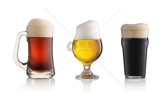 目的透明白底隔离泡沫的红光和黑啤酒杯及深眼镜图片