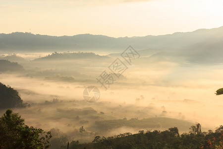 太阳清晨在山后面升起风景优美谷观图片