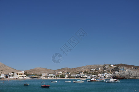 岩石航海的希腊普塞里莫斯岛美丽的码头和海湾山图片