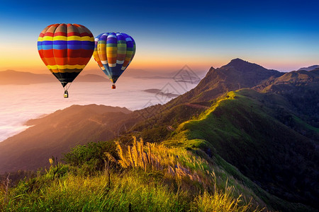 明亮的天空清晨雾和山丘的风景日出时有热气球因他农图片