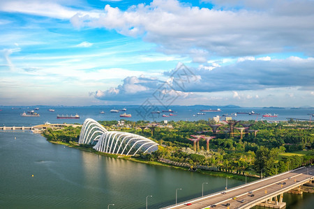 天空蓝色的新加坡星际天线海湾区域亚洲城市的反射图片