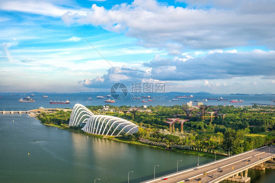 天空蓝色的新加坡星际天线海湾区域亚洲城市的反射图片
