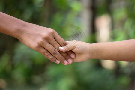 手指母手握亲和女儿的手图片