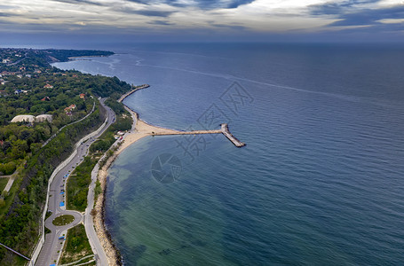 城市的支撑从海洋花园飞往瓦尔纳海岸的美丽空中景象图片