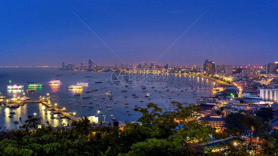现代的风景优美泰国帕塔亚市夜间的全景风海滩图片