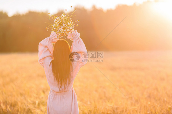 小麦田中美丽的女人紧贴在日落下夏美丽的女人肖像幸福新鲜年轻图片