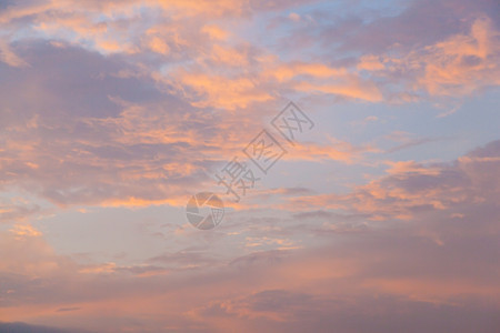 日出夜晚的太阳慢地消失但仅在天空的云上反射一下晴天气图片