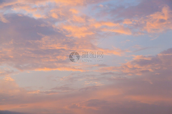 日出夜晚的太阳慢地消失但仅在天空的云上反射一下晴天气图片