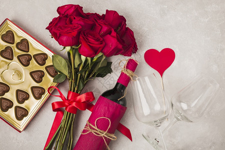 桌子美味的巧克力红酒花束玫瑰喜庆的爱图片