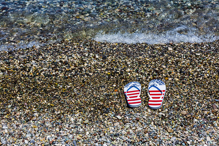 海边一对滩彩色拖鞋象征海洋白色的图片