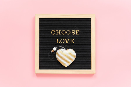 选择爱情励志名言在金色字母和纺织心在粉红色背景的黑信板上概念励志名言情人节卡片模板明信顶视图情人节卡片模板明信顶视图黑色的婚礼天图片