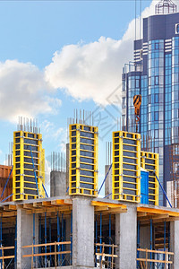 分段钢筋柱子以整体框架方式建造新筑物的片段带有用于房屋支撑结构的模板系统复制空间垂直图像使用模板系统以整体框架方式建造新筑物图片