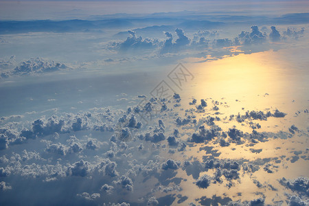 如画云景空气从飞机窗口过云层和海面的美丽景色自然全与云彩白在海面上移动风景与太阳在海面反射从飞机窗口过云层和海面的美丽景色图片