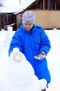 女艺术雕像妈画雪人享受寒假家庭冬季期新年属女人画新年雪微笑妈画雪人家庭寒假图片