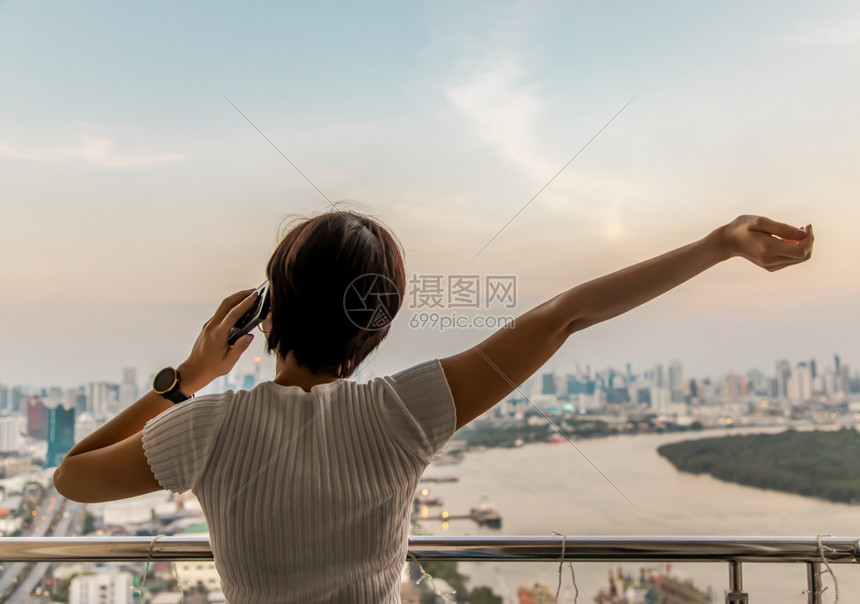 早晨站在阳台与城市对BangkokCopy空间选择焦点的视线相对立年轻女子背面士放松图片