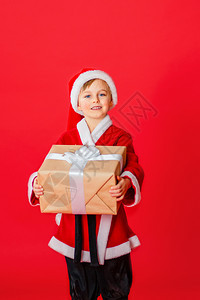 抱着礼物盒的小男孩图片