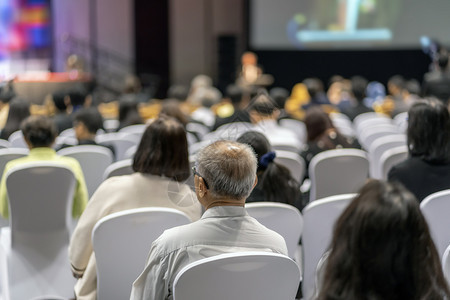 展示惯例训练在会议厅或研讨商业和关于投资概念的教育阶段发言人有关会议厅或研讨商业和投资概念教育的演讲人图片