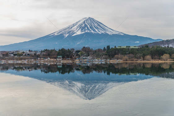 冷静的扑通松弛日本在云天和反射中富士山的风云背景下图片