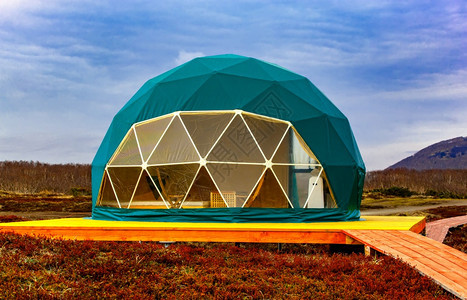 撤退风景优美舒适露营容节日假期生活方式概念GreenGeodome帐篷Cuzy美发假日期生活方式概念绿图片