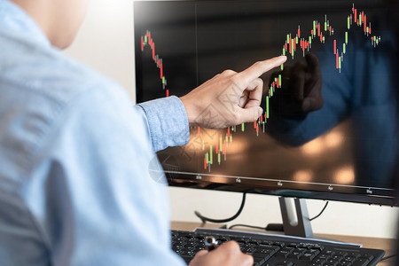 分析金融数据图表和为投资目的屏幕上报告以用于股票市场交易图的证券市场交易图分析金融数据图表和报告金融的电脑外汇图片