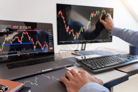 分析金融数据图表和为投资目的屏幕上报告以用于股票市场交易图的证券市场交易图分析金融数据图表和报告管理经济的金融图片
