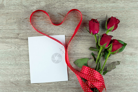 情人节卡片红玫瑰和心形丝带图片