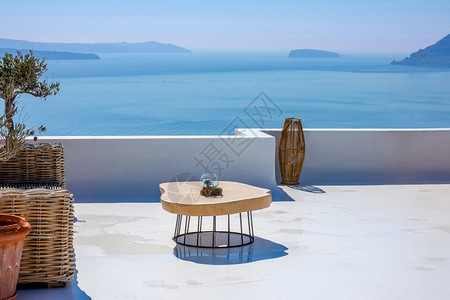 阳台希腊桑托里尼表的SunnySunny夏日希腊圣光月和海景台位于一个有海观的石头梯子上伊亚一种图片