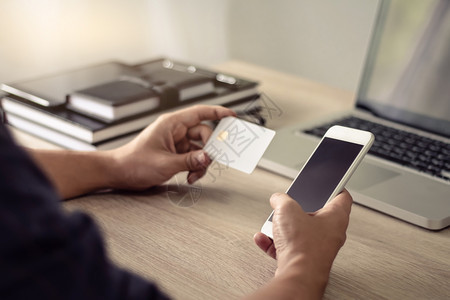 在线支付和生活方式概念男手使用机信卡在线购物的男手为了订购钱图片