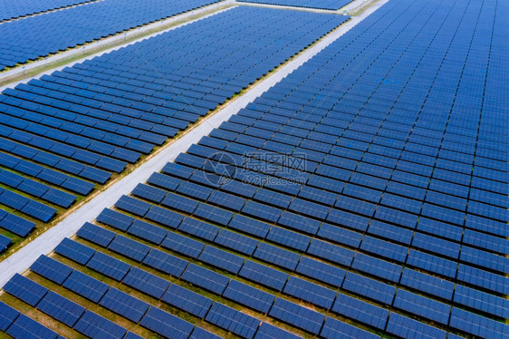 环境技术行业从泰国无人机相上对太阳能电池板的空中观察图片