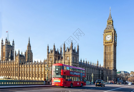 伦敦12月3日BigBen2015年月3日在伦敦英国在大蜂前的公路运输旗帜桥图片