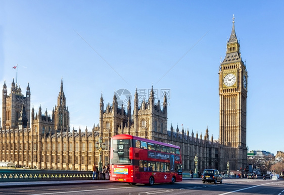 伦敦12月3日BigBen2015年月3日在伦敦英国在大蜂前的公路运输旗帜桥图片