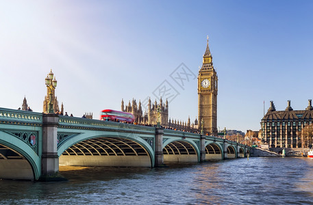 正面房屋钟伦敦12月3日BigBen2015年月3日在伦敦英国在大蜂前的公路图片