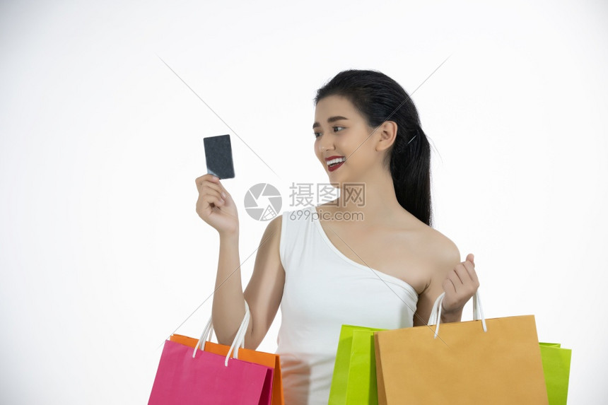 卡片技术人们亚裔女与美丽孩拿着购物袋使用智能电话在购物和用信卡买入时笑着脸图片