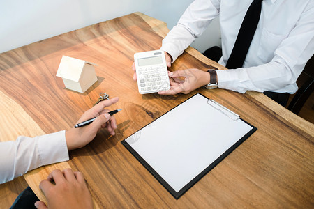 合法的与客户签订合同字进行估价交易的房地产代理公司出示合同签名买方会议图片