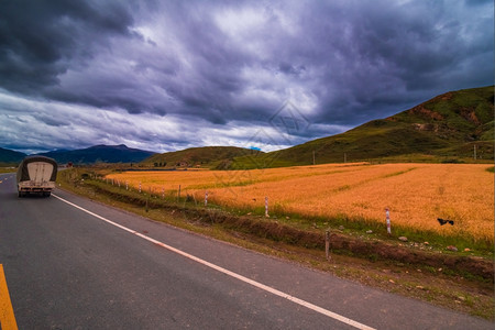 风景优美爬坡道通往成的高地公路乡村图片