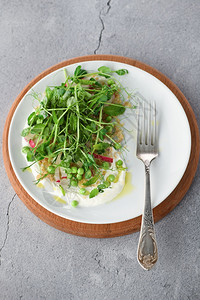 低的Vegan健康沙拉制造了微型绿豆quinoa萝卜薄荷和酸奶早午餐可口图片