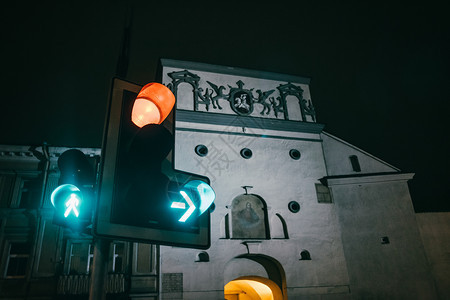 优质的天际线黄昏时带绿色和红的交通灯有旧建筑背景晚上图片