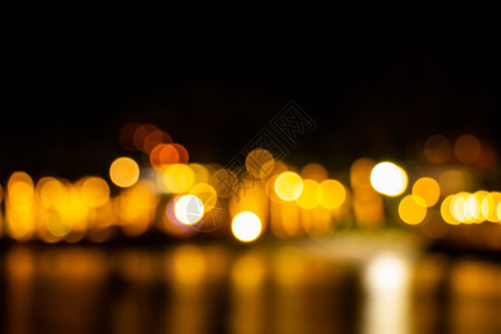 夜暮模糊明亮的浅金色bokeh反射海洋地表水抽象背景标潘皮萨尔水色图片