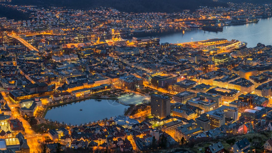 假期城市峡湾日落PanoraFloyen时挪威卑尔根佛洛伊登的贝尔根全景图片